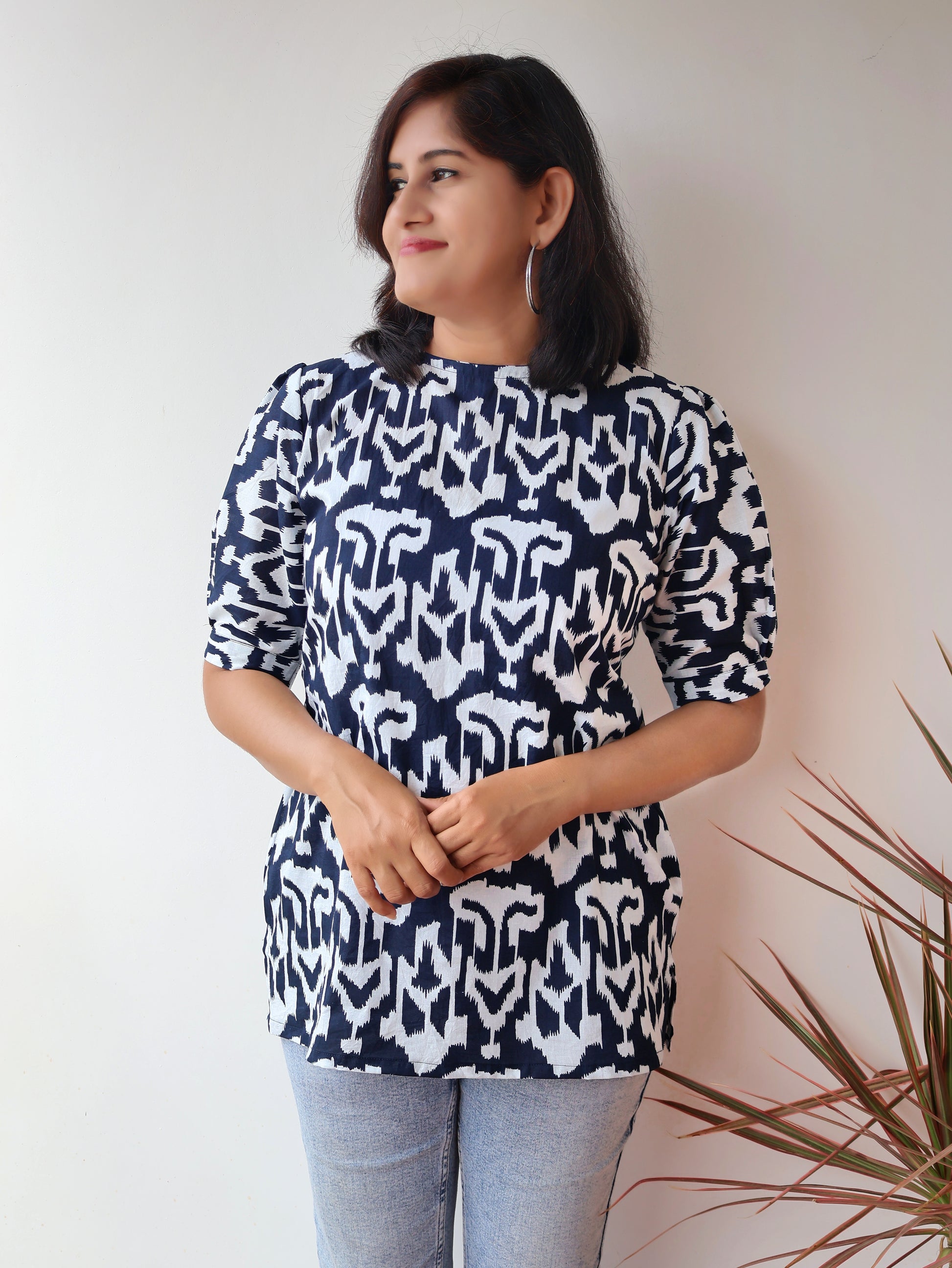 Women’s cotton short top with closed neckline