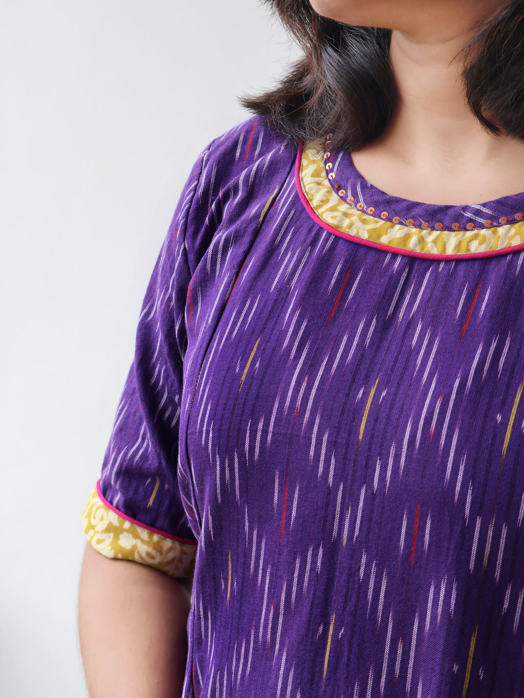 women ikkat kurta with contrast piping